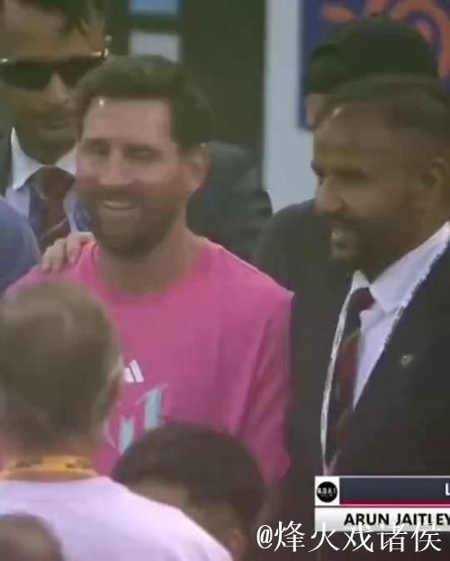 与梅西合影时一男子将孩子推到一边，但德保罗将他拉回