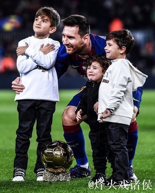与梅西合影时一男子将孩子推到一边，但德保罗将他拉回
