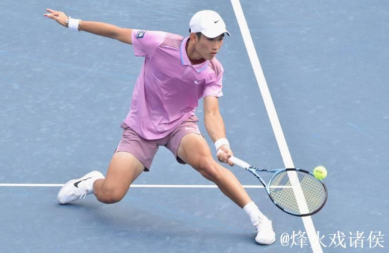 商竣程直落两盘击败索内戈 挺进香港网球公开赛八强